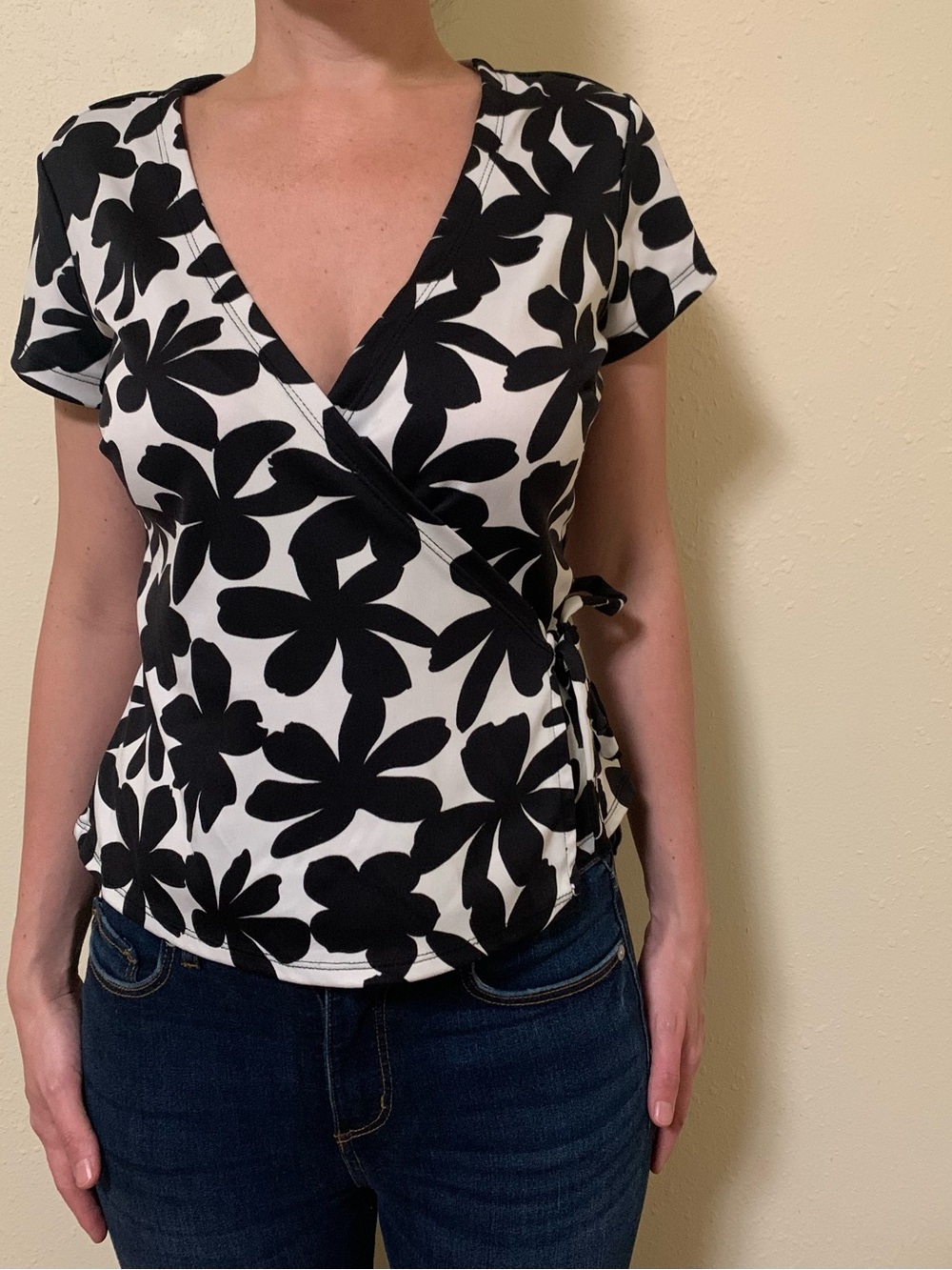New York & Company Black & White Floral Faux-Wrap Top